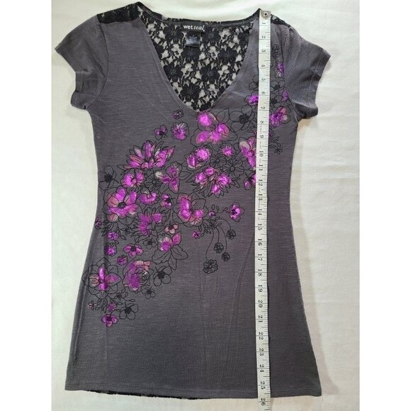 Wet Seal Gray Lace Back Tee Size S Purple Floral V-Neck Stretch Casual Top - Picture 5 of 7